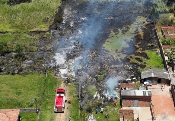 Incêndio em vegetação se propaga e atinge casa em Jaguaruna