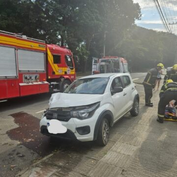 Motorista fica ferido após colidir com caminhão estacionado em Tubarão Motorista fica ferido após colidir com caminhão estacionado em Tubarão