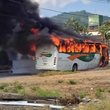 Ônibus pega fogo no Centro de Grão-Pará e mobiliza bombeiros
