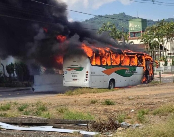 Ônibus pega fogo no Centro de Grão-Pará e mobiliza bombeiros