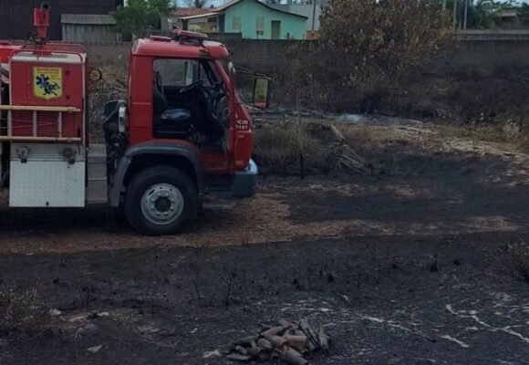 Bombeiros Voluntários combatem incêndio em Jaguaruna
