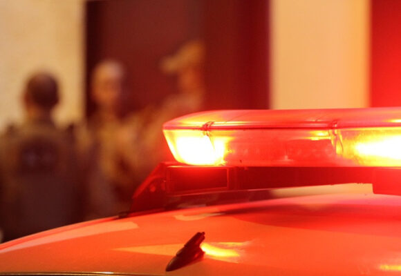 Homem é preso após tentar afogar filha de dois meses em vaso sanitário