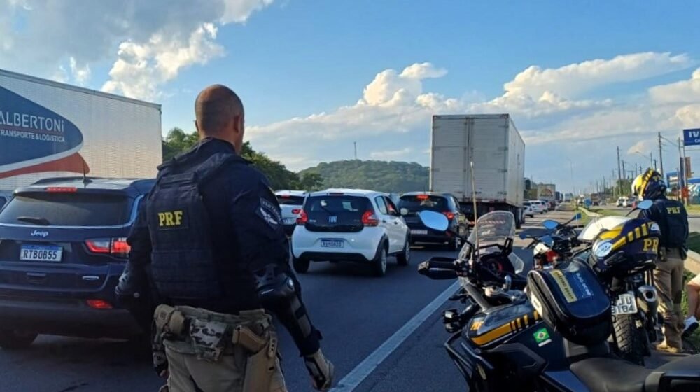 Operação Rodovida da PRF flagra centenas de veículos no acostamento em SC