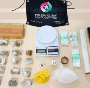 PMSC prende mulher e apreende adolescente por tráfico em Capivari de Baixo