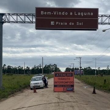 Obra de pavimentação na estrada da Praia do Sol deixa acesso pela BR-101 interditado