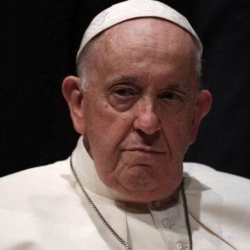 Papa Francisco tem agravamento súbito do quadro respiratório, diz Vaticano