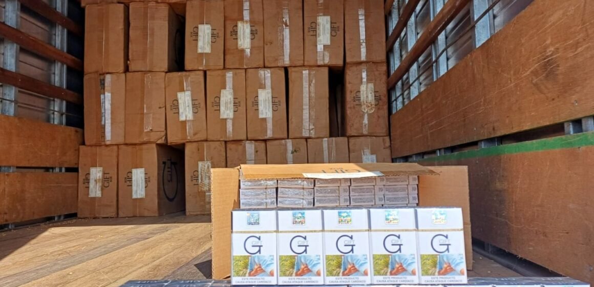 PRF apreende mais de 41 mil maços de cigarros em Tubarão PRF apreende mais de 41 mil maços de cigarros em Tubarão