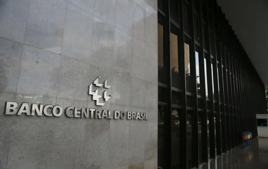 BC admite novo estouro da meta de inflação e alerta sobre alta de preços dos alimentos