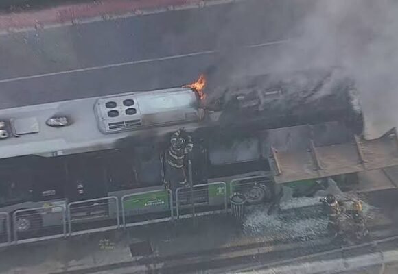 Avião cai e atinge ônibus em São Paulo