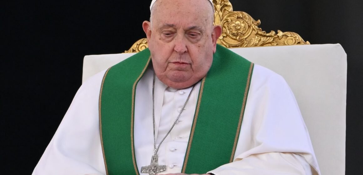 Papa Francisco segue internado e não está fora de perigo, diz equipe médica