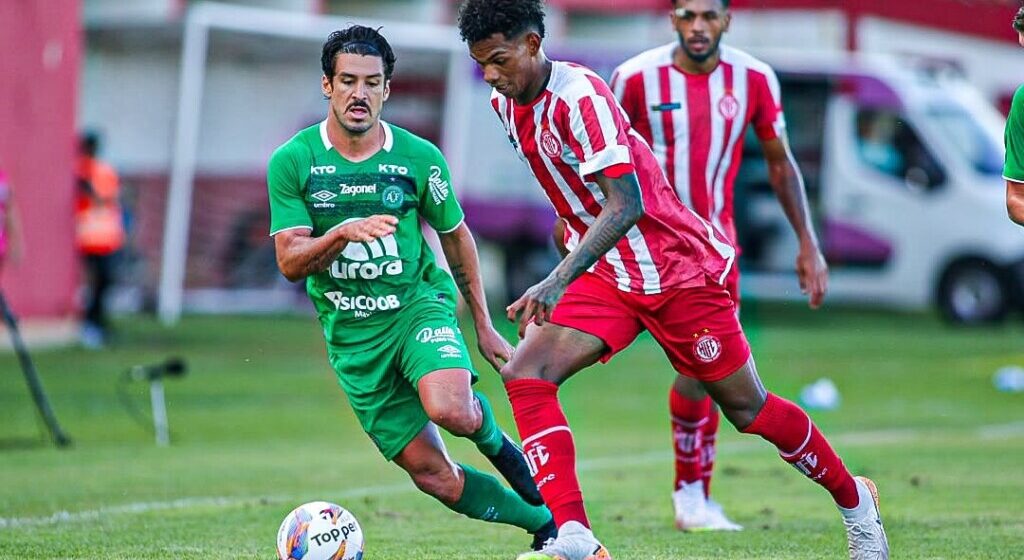 Hercílio Luz empata em casa e se complica no Catarinense