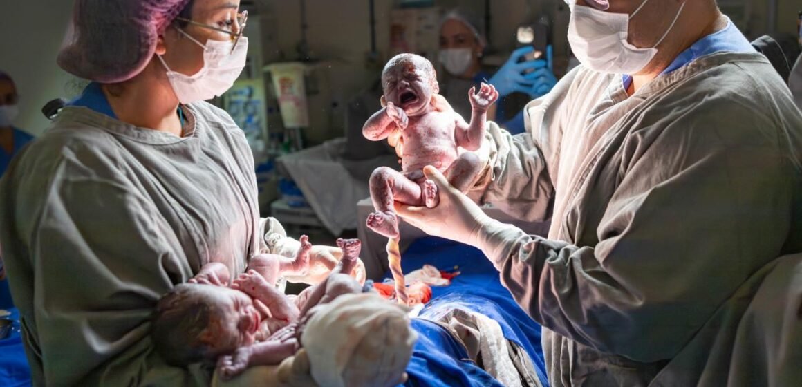 Gestante dá à luz a trigêmeas após ser mãe de gêmeos, em Tubarão