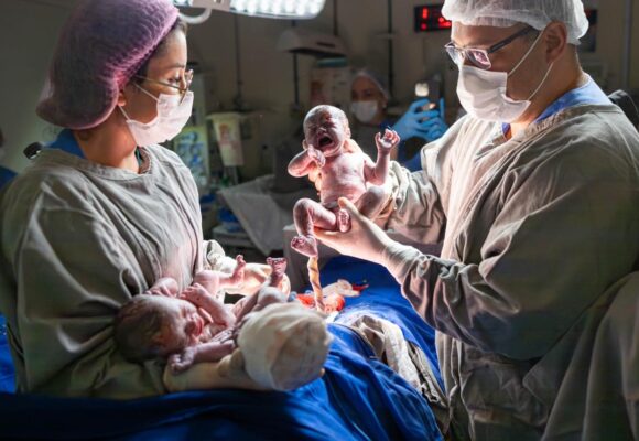 Gestante dá à luz a trigêmeas após ser mãe de gêmeos, em Tubarão