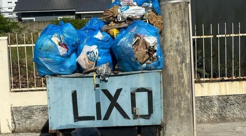 Prefeitura notifica empresa por atrasos na coleta de lixo Prefeitura notifica empresa por atrasos na coleta de lixo