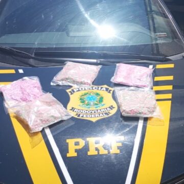 PRF apreende 4,1 kg de ecstasy escondidos em carro na BR-101 em Laguna PRF apreende 4,1 kg de ecstasy escondidos em carro na BR-101 em Laguna