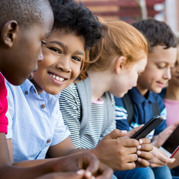 Governo regulamenta lei sobre restrição do uso de celular nas escolas