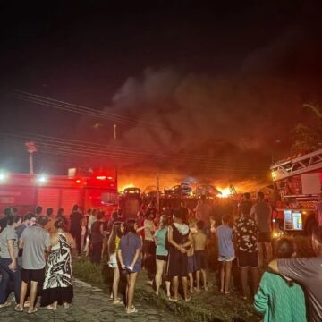 Incêndio de grandes proporções atinge ferro-velho em Içara Incêndio de grandes proporções atinge ferro-velho em Içara