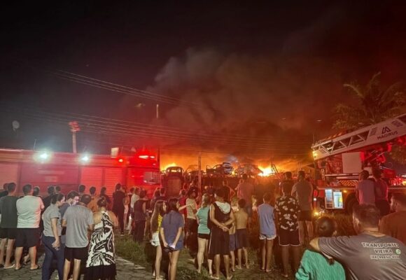 Incêndio de grandes proporções atinge ferro-velho em Içara