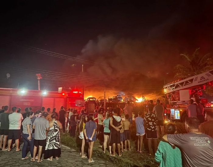 Incêndio de grandes proporções atinge ferro-velho em Içara