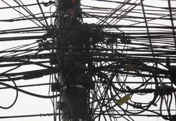 Prefeitura de Tubarão discute regulamentação para organização de fios nos postes