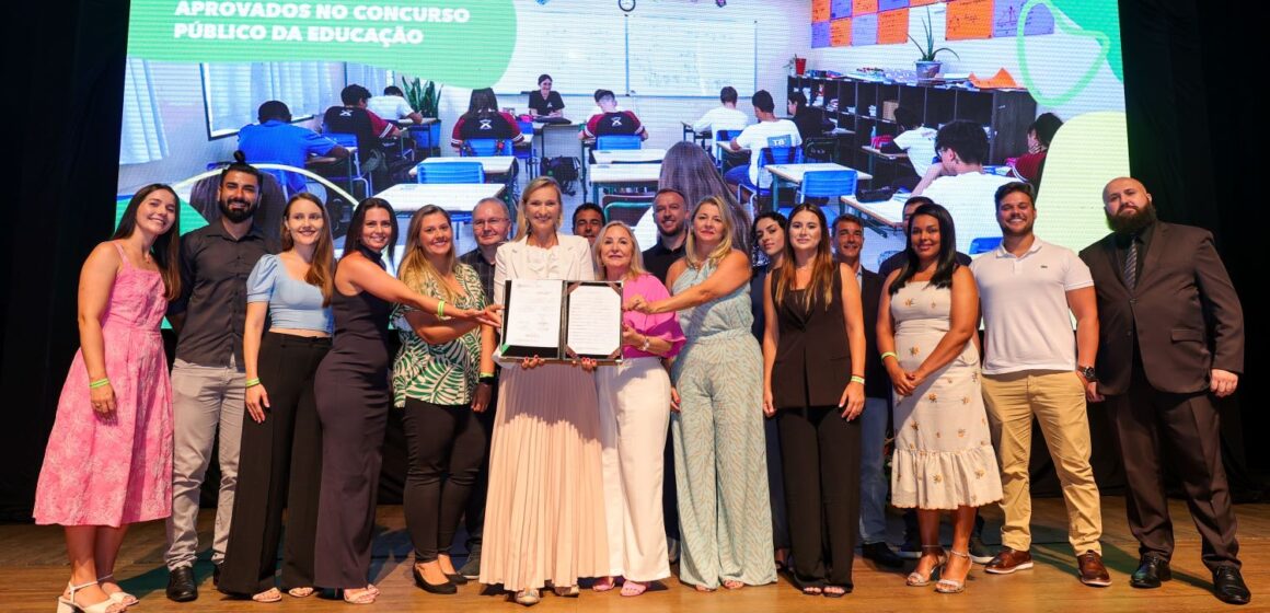 Professores nomeados no maior concurso público da história da Educação de Santa Catarina são empossados