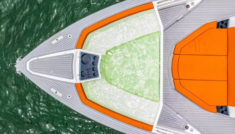 Iate de US$ 1.8 milhão com piscina de água do mar é fabricado em SC Iate de US$ 1.8 milhão com piscina de água do mar é fabricado em SC