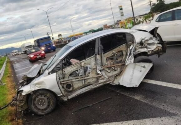Carro colide contra caminhão na BR-101, em Imbituba