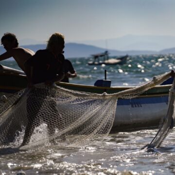 Governador se reúne ao STF para contestar cotas para pesca da tainha