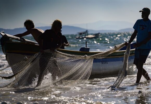 Governador se reúne ao STF para contestar cotas para pesca da tainha