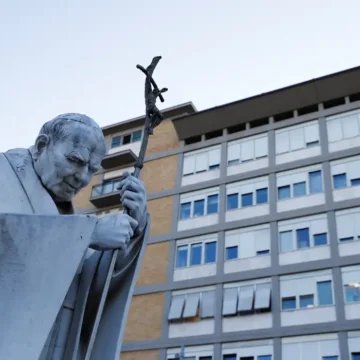 Papa Francisco passou dia sem novas crises respiratórias, diz Vaticano