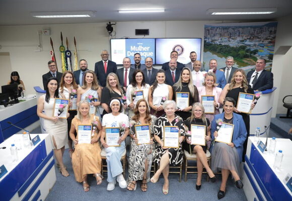 Câmara de Vereadores de Tubarão homenageia mulheres em Sessão Solene