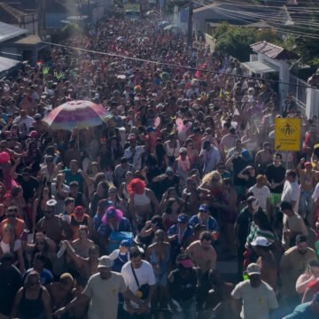 Bloco da Pracinha de Laguna reúne mais de 200 mil foliões Bloco da Pracinha de Laguna reúne mais de 200 mil foliões