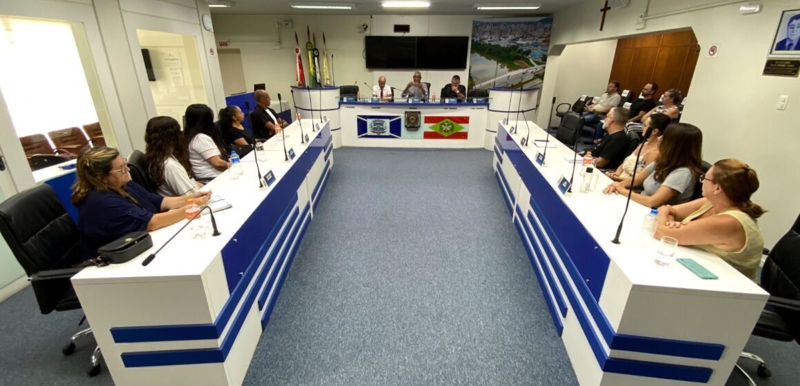 Comissão de Educação debate regulamentação do uso de celulares nas escolas em Tubarão