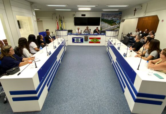 Comissão de Educação debate regulamentação do uso de celulares nas escolas em Tubarão