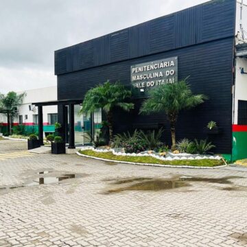 Refém é liberado após horas de rebelião em penitenciária de SC Refém é liberado após horas de rebelião em penitenciária de SC