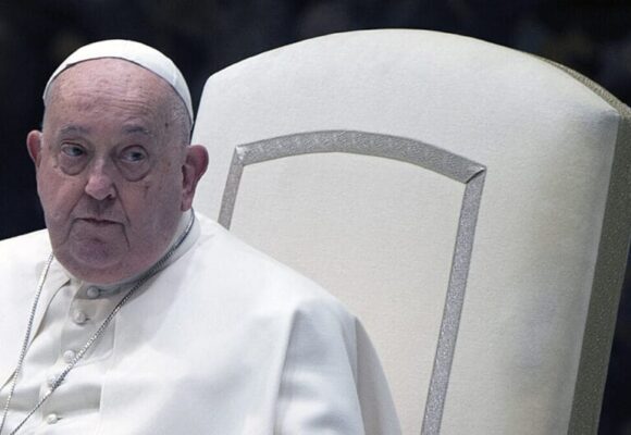 Médicos cogitaram interromper tratamento do Papa Francisco e deixá-lo “morrer em paz”