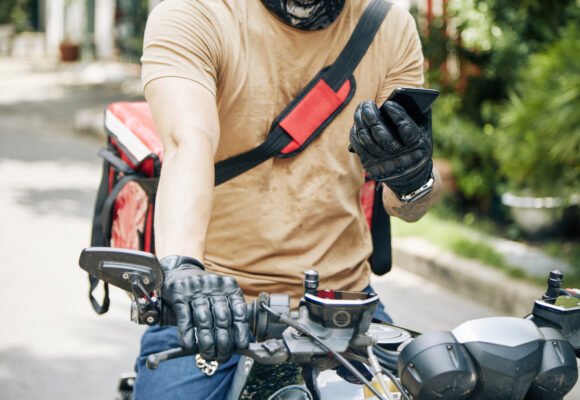 Casal é agredido por motoboys após aplicar golpes em Capivari de Baixo