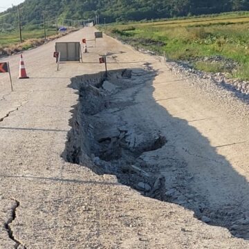 Trecho da Estrada da Jabuticabeira afunda em Jaguaruna Trecho da Estrada da Jabuticabeira afunda em Jaguaruna