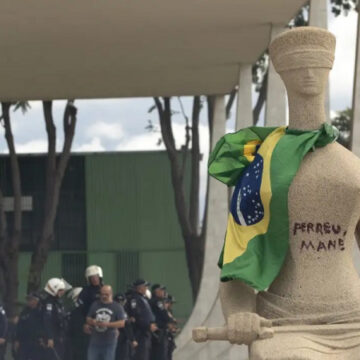 Moraes determina prisão domiciliar a mulher que pichou estátua no STF em 8 de janeiro