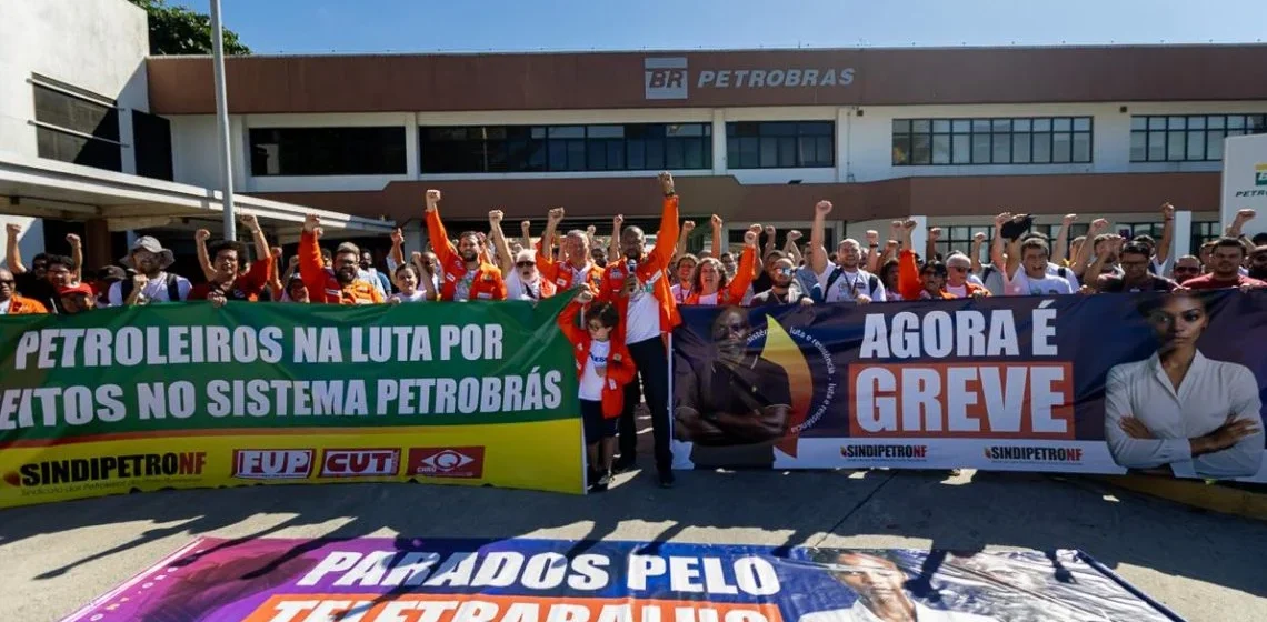 Petroleiros iniciam greve de 24 horas contra a gestão da Petrobras Petroleiros iniciam greve de 24 horas contra a gestão da Petrobras