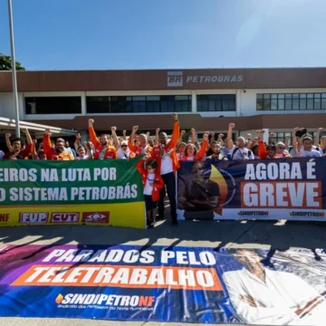 Petroleiros iniciam greve de 24 horas contra a gestão da Petrobras Petroleiros iniciam greve de 24 horas contra a gestão da Petrobras