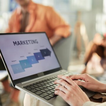 Reinventando o Profissional: marketing raiz x marketing da internet Reinventando o Profissional: marketing raiz x marketing da internet