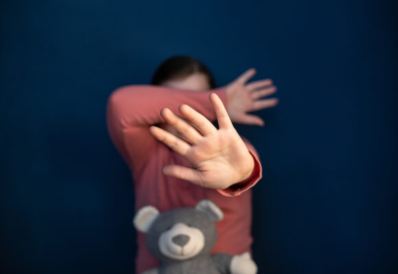 Mãe e padrasto são presos por estupro e maus-tratos contra adolescente em Braço do Norte