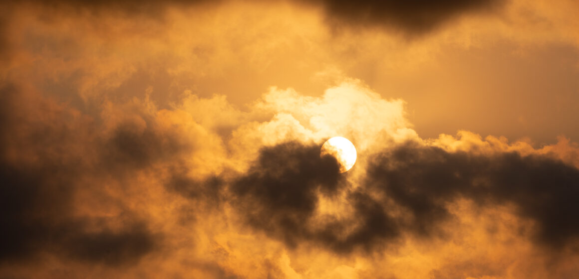 Tempo em Santa Catarina terá chuvas irregulares e temperaturas altas nos próximos meses