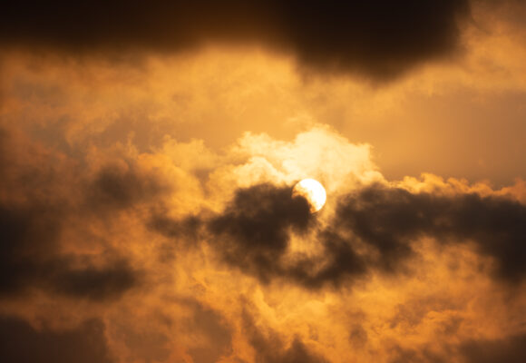 Tempo em Santa Catarina terá chuvas irregulares e temperaturas altas nos próximos meses