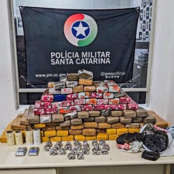 Suspeito de fazer delivery de drogas tenta fugir da PM e é preso em Tubarão Suspeito de fazer delivery de drogas tenta fugir da PM e é preso em Tubarão