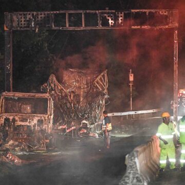 BR-101, no Morro dos Cavalos, é liberada após explosão de carreta BR-101, no Morro dos Cavalos, é liberada após explosão de carreta