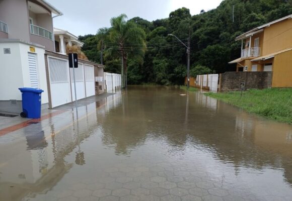 Defesa Civil emite alerta para chuvas intensas em Imbituba e aulas são suspensas