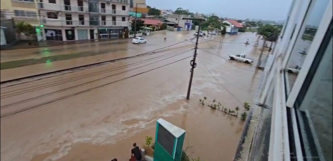 Chuva forte causa alagamentos em Jaguaruna nesta quinta-feira (10)
