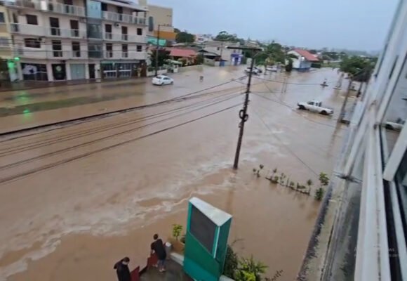 Chuva forte causa alagamentos em Jaguaruna nesta quinta-feira (10)